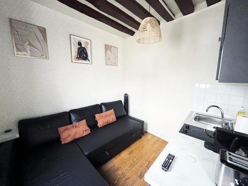 164 - Charming Studio in Center of Paris - Tap to explore photos