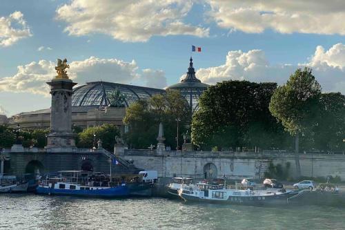 Péniche de charme au pont Alexandre III - Tap to explore photos