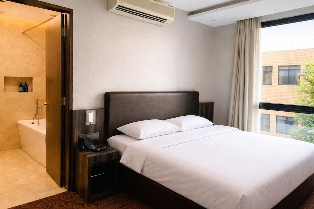 Amrise Hotel Kitchener Room Type - Premier with Bathtub