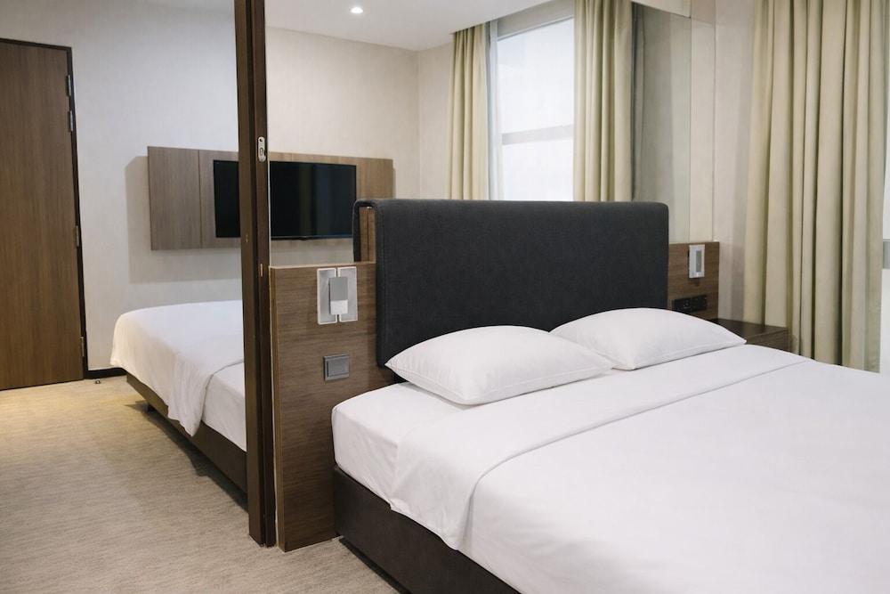 Amrise Hotel Kitchener Room Type - Connecting Room