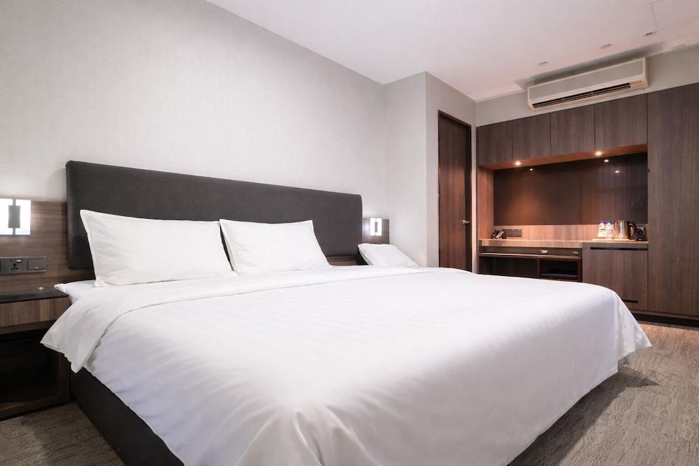 Amrise Hotel Kitchener Room Type - Deluxe Family Room Amrise Hotel Kitchener Room Type - Deluxe Family Room