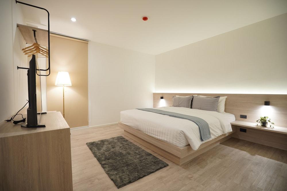 E11 Hotel - BTS Punnawithi - Tap to explore photos