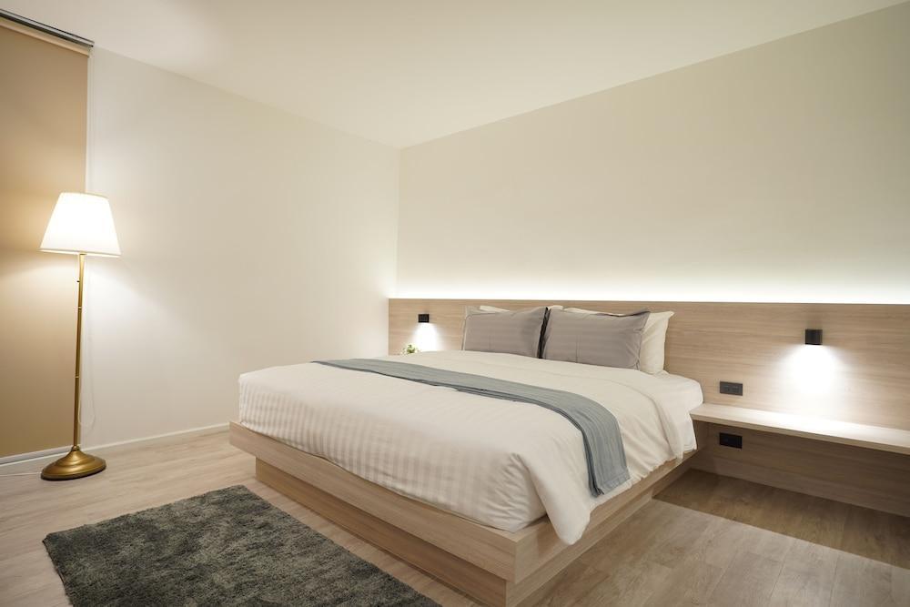 E11 Hotel - BTS Punnawithi Room Type - Deluxe Studio with Double Bed (No Window)