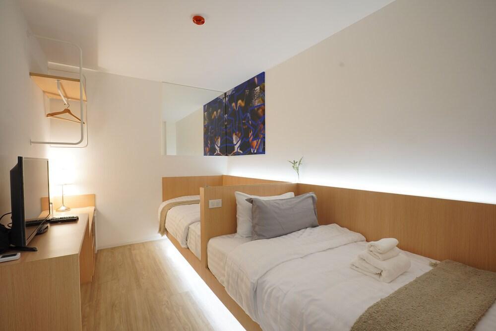 E11 Hotel - BTS Punnawithi Room Type - Superior Cabin with Twin Head to Head Bed (No Window) E11 Hotel - BTS Punnawithi Room Type - Superior Cabin with Twin Head to Head Bed (No Window)