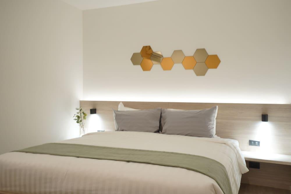 E11 Hotel - BTS Punnawithi Room Type - Deluxe Studio City View with Double Bed