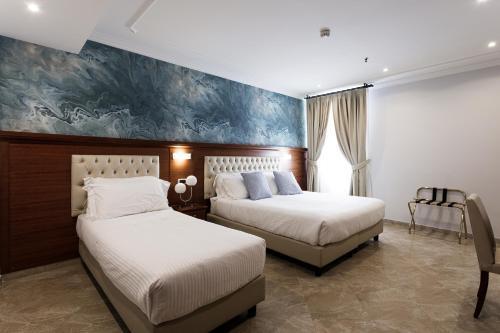 Esposizione Luxury Rome - Tap to explore photos