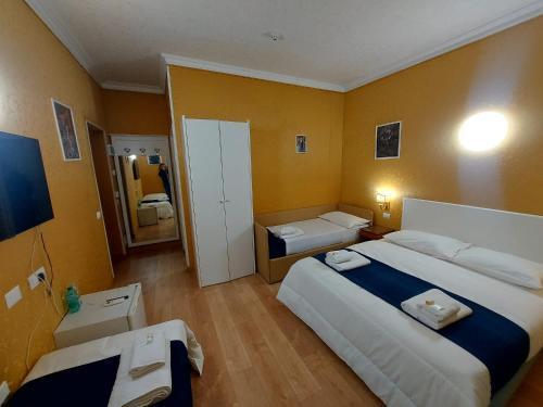 Hotel Positano 2 - Tap to explore photos