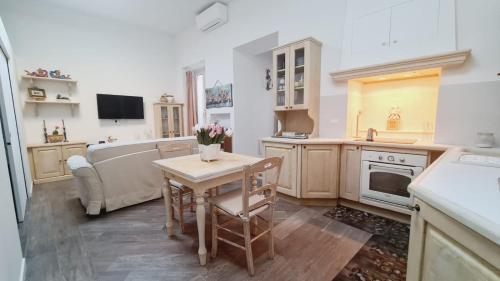 Trastevere rome's heart charming & cozy appartment 2 - Tap to explore photos