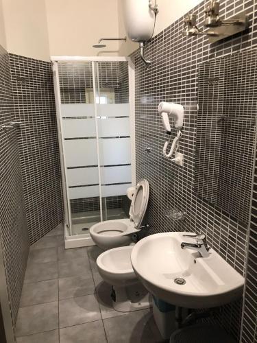 suite magenta - Tap to explore photos