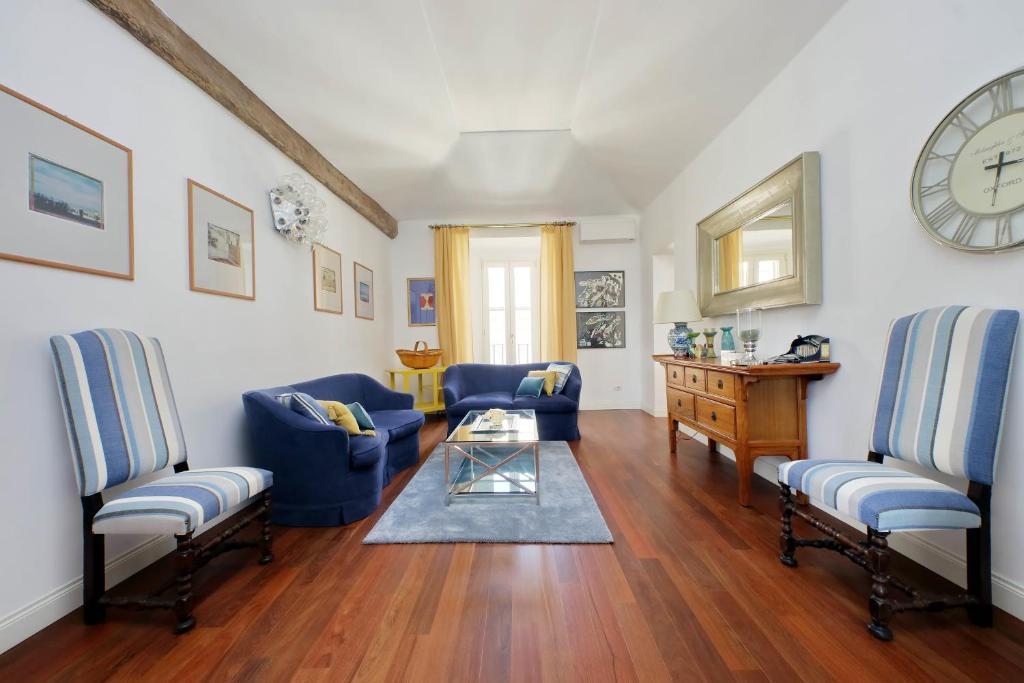 YCH-Penthouse Fiammetta a Piazza Navona - Tap to explore photos