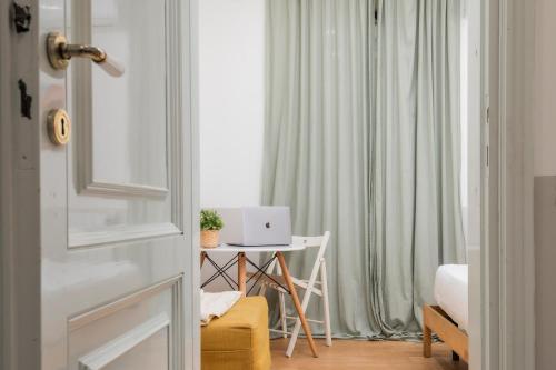 Trevi Fountain Apartment - ZENO 03 - Tap to explore photos
