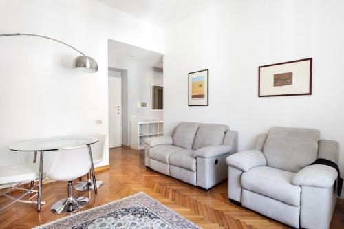 Sunny flat near Villa Borghese - Tap to explore photos
