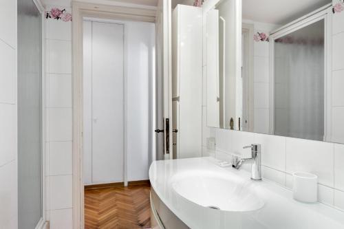 Sunny flat near Villa Borghese Room Type - Superior Apartment