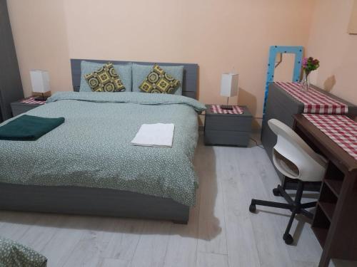 Roma 1 Bed Apartment - Tap to explore photos