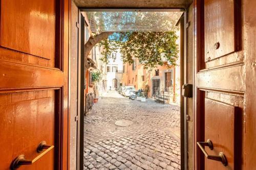 Old Trastevere Studio - Tap to explore photos