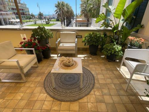 Appartamento con terrazza vista mare in stabile d'epoca - Tap to explore photos