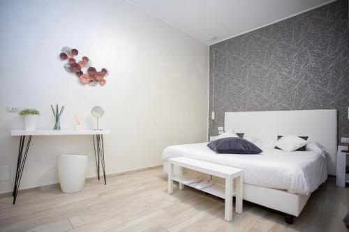 Come a Casa Pretty Apartment - Tap to explore photos