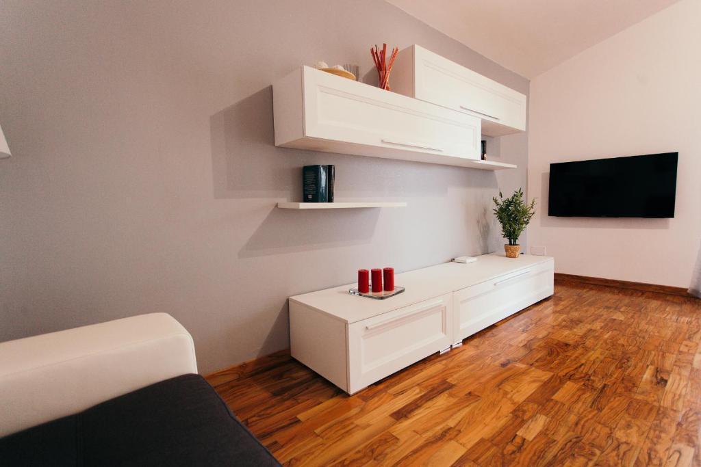 Domus Leonardo-Private Free Parking - Tap to explore photos
