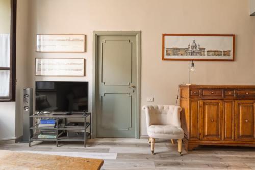Pantheon Stylish Studio - Tap to explore photos