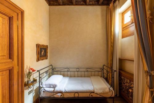 iFlat Exclusive 18th Century Residence at Trevi Fountain - Tap to explore photos