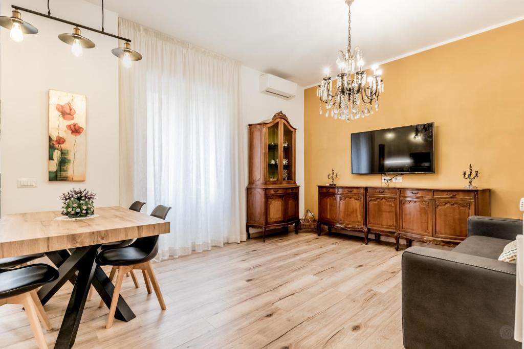 BBHOME History and design apartment in Testaccio district - Tap to explore photos