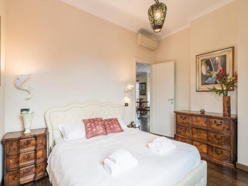 The Best Rent - Elegant two-bedroom apartment in Via Aurelia - Tap to explore photos