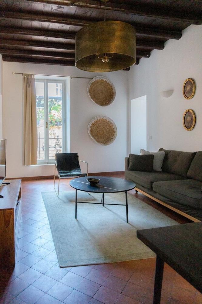 Cozy Flat near Castel S. Angelo - Tap to explore photos