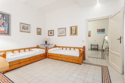 Oscar Apt near Landmarks and Colosseum - Tap to explore photos