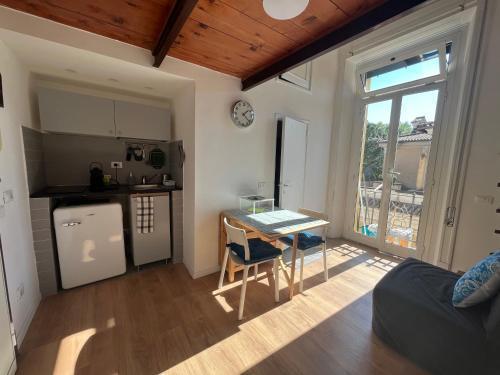 Studio flat ultimo piano in centro - Tap to explore photos