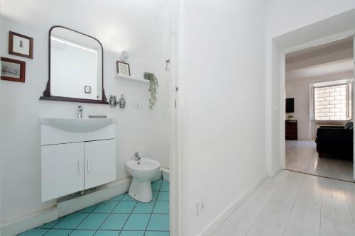 Monti Spacious Apartment 2 - Tap to explore photos