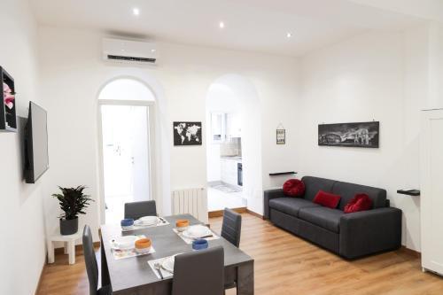 Trastevere Magic House Luxury Suite - Tap to explore photos
