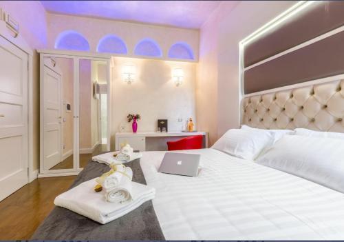 Piazza Venezia Luxury Suite - Tap to explore photos