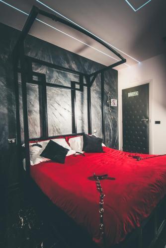 Suite Luxury BDSM - Tap to explore photos
