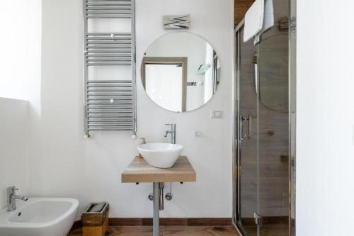 Bright Room - Private Bath - Center of Rome - Tap to explore photos