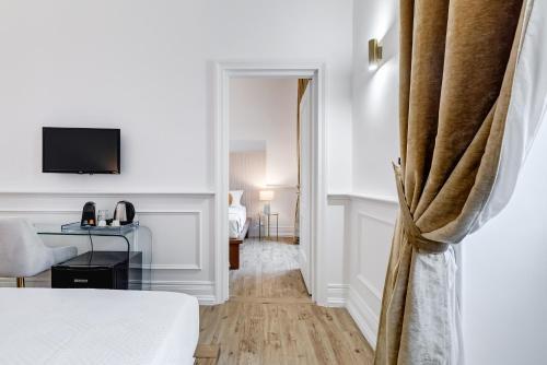 Monti Suites Cavour - Tap to explore photos