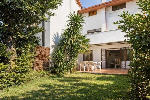 Villa summertime walking distance from the sea with garden