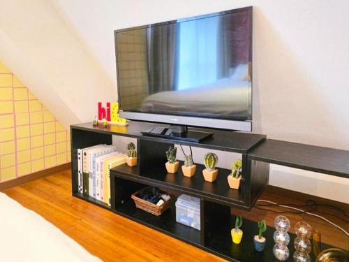 Walk to Shinjuku Shin Okubo Station 7min Double Bed - Tap to explore photos