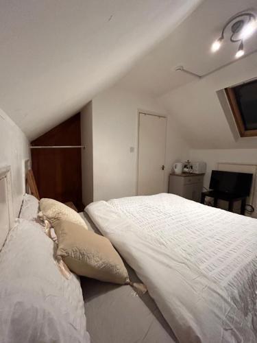 Studio Flat In Croydon - Tap to explore photos