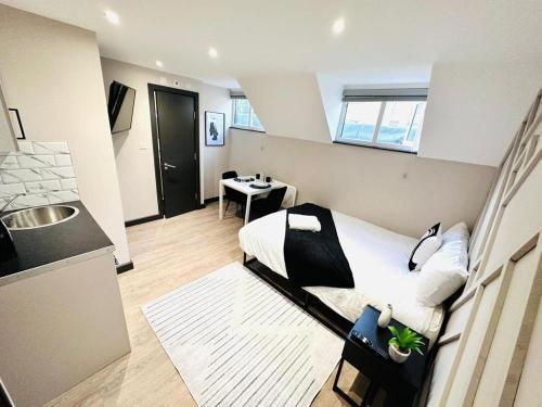 London 1 Central Studio Like a Hotel Room - Tap to explore photos