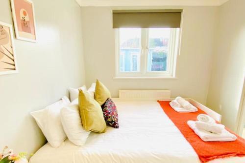 Stylish Cosy 2BR Flat in Wembley - Tap to explore photos