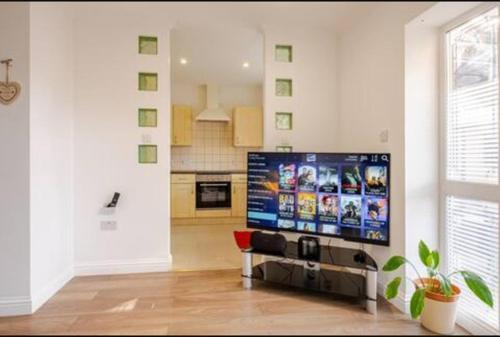 Spacious 2BDR Apartment, WIFI+ Great TV - Tap to explore photos