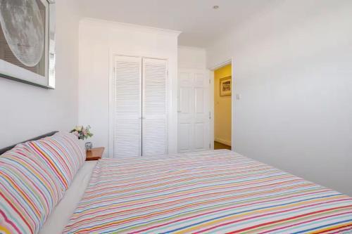 Spacious 2BDR Apartment, WIFI+ Great TV - Tap to explore photos