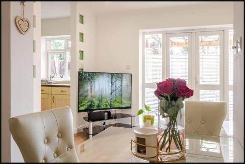 Spacious 2BDR Apartment, WIFI+ Great TV - Tap to explore photos