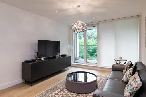 Chelsea Cascade London Flat - Tap to explore photos