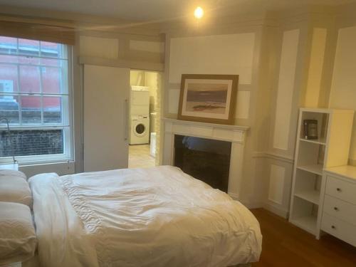 Spacious 2 Bedroom Apartment in the heart of Soho. - Tap to explore photos