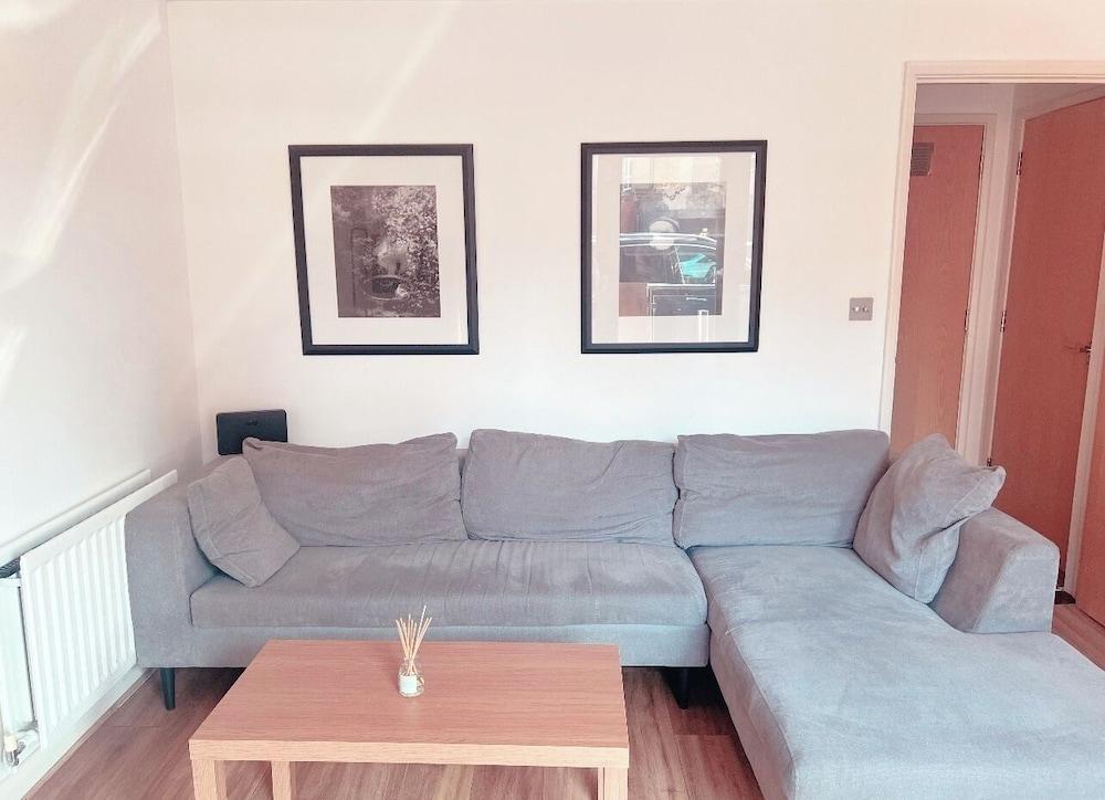 Battersea Chelsea Bridge Apartment - Tap to explore photos