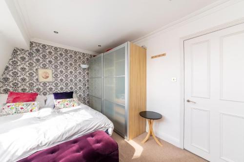 Notting Hill Bohemian Apartment - Tap to explore photos
