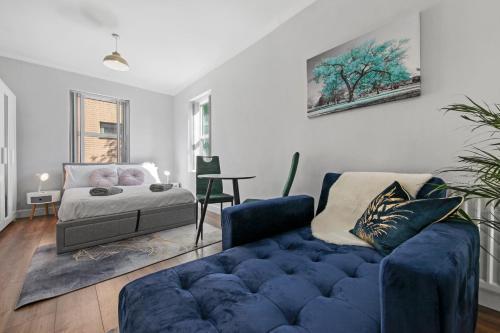 Stunning studio flat with free on-street parking! - Tap to explore photos