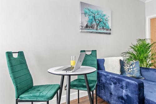 Stunning studio flat with free on-street parking! - Tap to explore photos