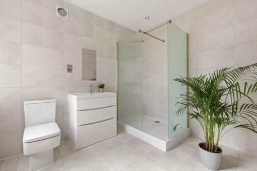 Stunning studio flat with free on-street parking! - Tap to explore photos